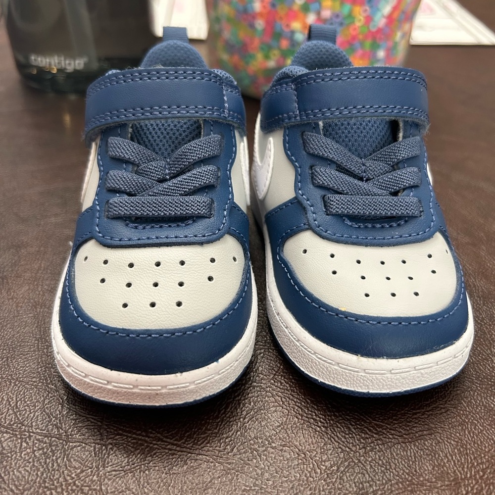 Size 4 for toddlers.  Never worn Nike shoes.
